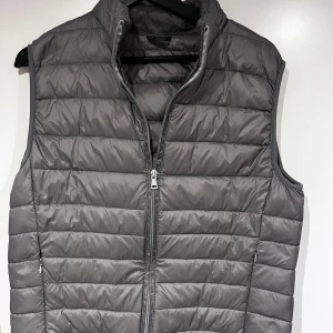 Grå väst ( REVERSED) - Bra nu mot sommaren o våren ganska liten i storlek men sitter bra på medium men är small 