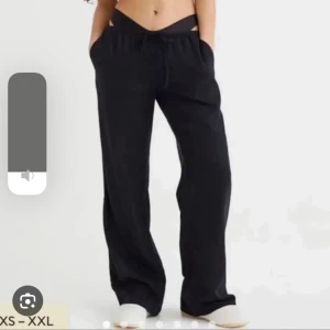 Lågmidjade linnebyxor  - Lågmidjade linnebyxor från H&M divided, säljer pga de inte passar i längden för referens är jag 165, pris kan diskuteras vid snabb affär!💗