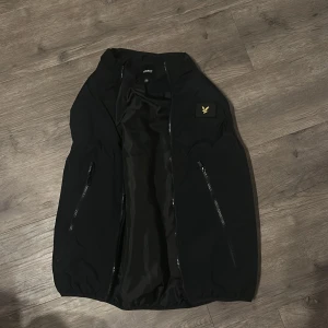 Svart väst från Lyle & Scott - Svart lyle & scott väst aldrig använd 