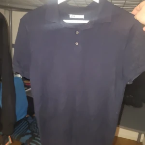 Mörkblå piké/skjorta i linne från Zara - Snygg linneskjorta från Zara i S med klassisk krage och knappar framtill. Perfekt nu när sommaren är runt hörnet. Den är använd ett hel del gånger men har inga defekter. Priset är diskuterbart, så kontakta gärna!