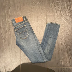 Blå jeans från tiger of Sweden  - Riktigt feta tiger of Sweden jeans för endast 449💫‼️ Skicket på jeansen är perfekt använda fåtal gånger med tråden till tagsen kvar‼️ Hör av dig vid frågor eller funderingar🤙 storlek w28 l 32