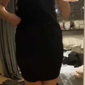Svart kjolfrån Vero Moda - Snygg svart kjol från Vero Moda med en tight passform. Perfekt för en stilren look. Klänningen är kort och ärmlös, vilket gör den idealisk för varmare väder eller festliga tillfällen.