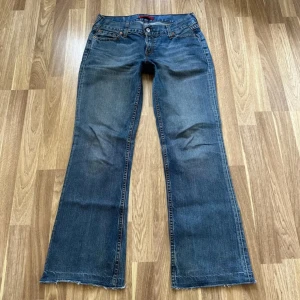 Levi's blå jeans - Säljer ett par klassiska blå Levi's jeans med bootcut-stil. Köpt på Plick för ett tag sen men är tyvärr lite för stora för mig i midjan, men hur fina som helst💙💙