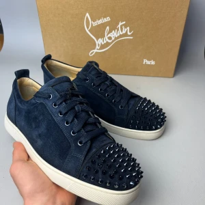 Christian Louboutin skor - Christian Louboutin skor i en eftertraktad färg! Storlek 43, dustbags tillkommer vid köp!