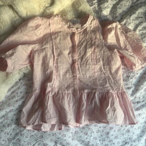 Söt blus - Superfin blus från Lindex som aldrig är använd, perfekt nu till våren och sommaren🌸den köptes för 349 kr och jag säljer den för 200 kr💕