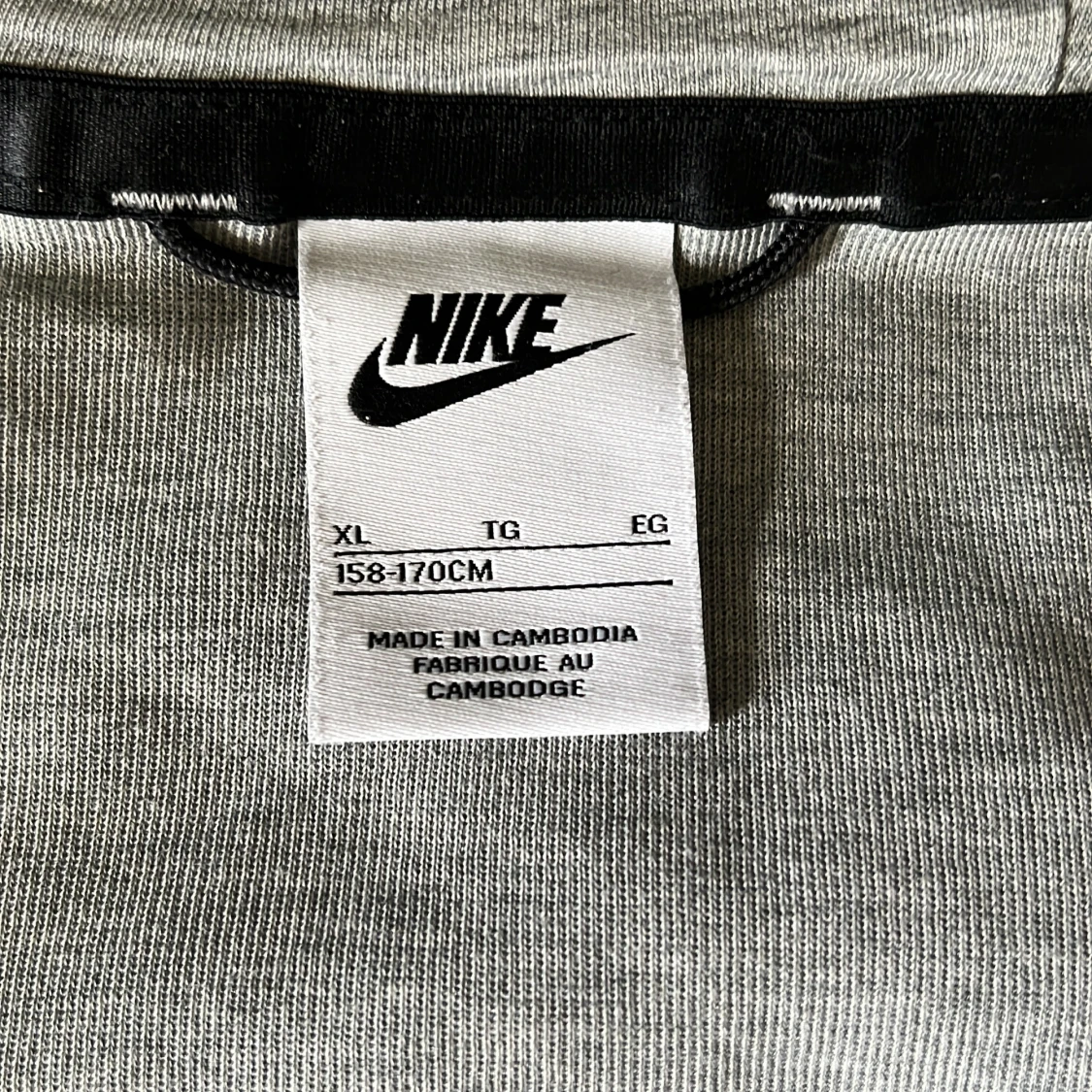 Grå huvtröja från Nike - 1