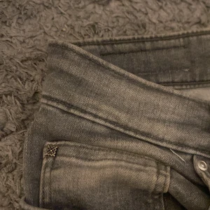 Grå jeans från ONLY, använda va 5 gånger - Snygga grå jeans från ONLY med klassisk femficksdesign och knappgylf. Perfekta för en avslappnad stil. De har en rak passform och är tillverkade i ett bekvämt material. Jag säljer dessa jeans för dem är för stora ❤️
