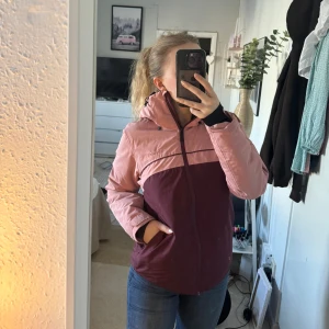 Skidjacka Everest - Jättefin skidjacka från Everest, storlek 36 Nyskick, enbart testad.  Korthållare på armen. Nypris 1299kr Passar både mindre och större storlek beroende på hur man vill att passformen ska vara😊🌸