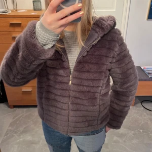 Fluffjacka - Så fin fluffjacka i storlek S. Lappen är bortklippt men tror den är från Zara!🥰❣️
