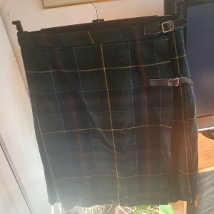 Grön kilt - Skitcool kilt jag hade på mig när jag såg My Chemical Romance 2021, behöver säljas då den är för liten 💔 Ett litet hål som inte syns när den är knäppt. Märket pure wool, så är 100% ull, och funkar för alla årstider!