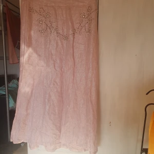 Elegant kjol - Säljer min jättefina kjol då den blivit för liten. Helt underbar är den ❤️