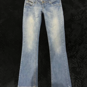 Lågmidjade jeans - Säljer ett par jätte snygga lågmidjade jeans då dem inte passar längre 🥰 midjemått: 39cm (rakt över) innerbenslängd: 80cm