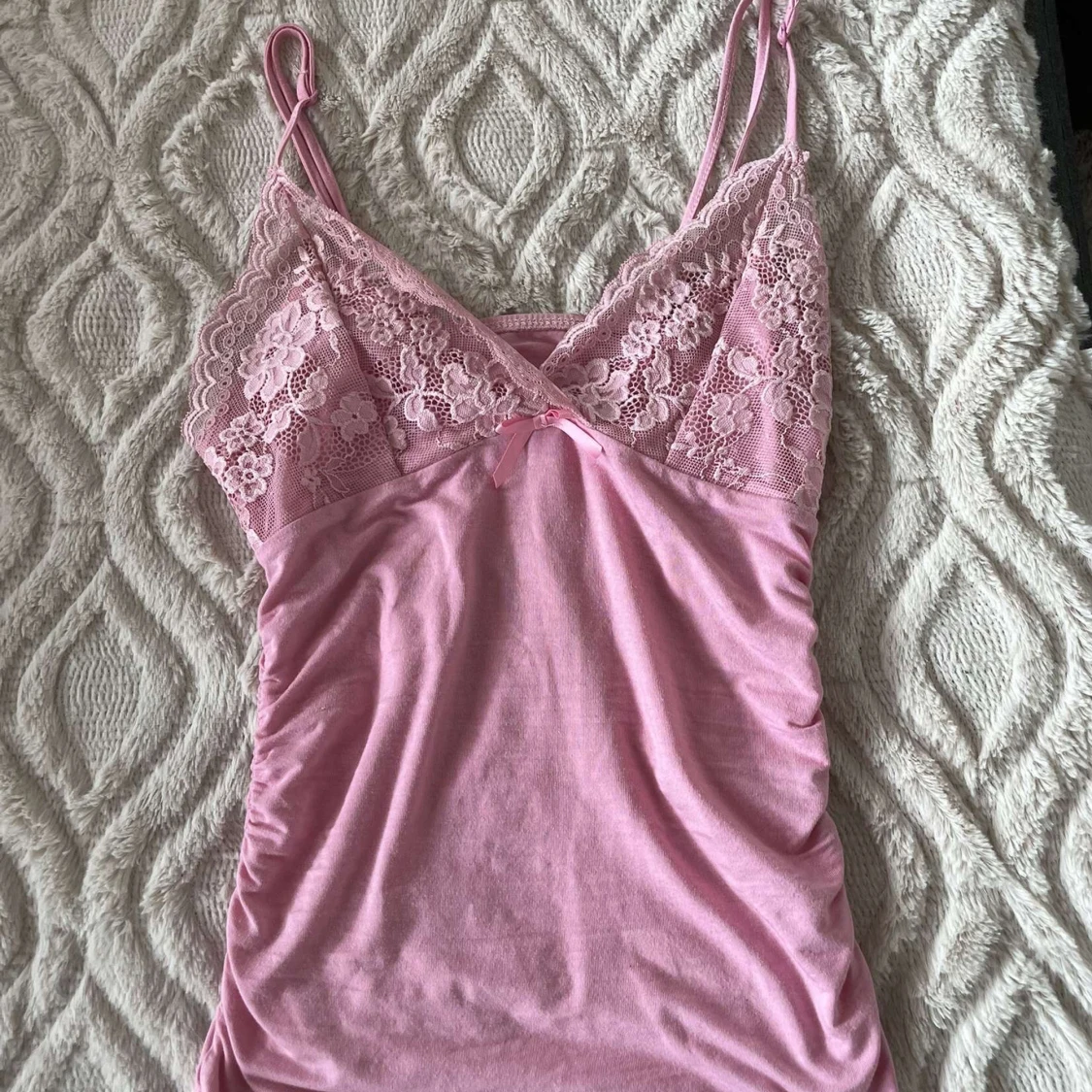 Rosa linne med spetsdetaljer