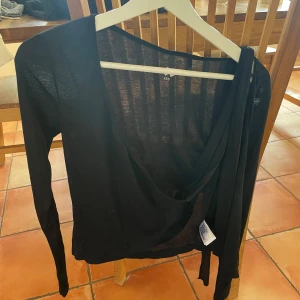 Svart kofta från lager 157 - Svart kofta som man knyter från sidan från lager 157.