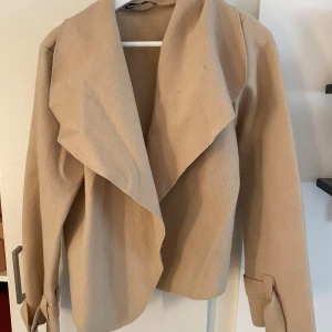 Beige kappa från Boohoo - Superfin men kommer ej till användning. Köpte för 2 år sen men har inte använt sen dess, så bra skick! Skriv vid funderingar!!