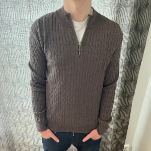 Stenströms half zip - Tja! Säljer nu denna sjukt snygga kabelstickade half zipen från Stenströms i storlek S. Passar perfekt nu inför vintern. Skicket är 8/10, den har en liten deffekt i kragen därav det billiga priset. Vid fler frågor/bilder är det bara att skriva!