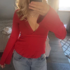 Röd knyt topp från Gina tricot💗 - Säljer min fina röda knyt topp från Gina tricot 💕 Bara använt 2-3 gånger. Jätte passande till middagar, skolan, högtider osv. 💕