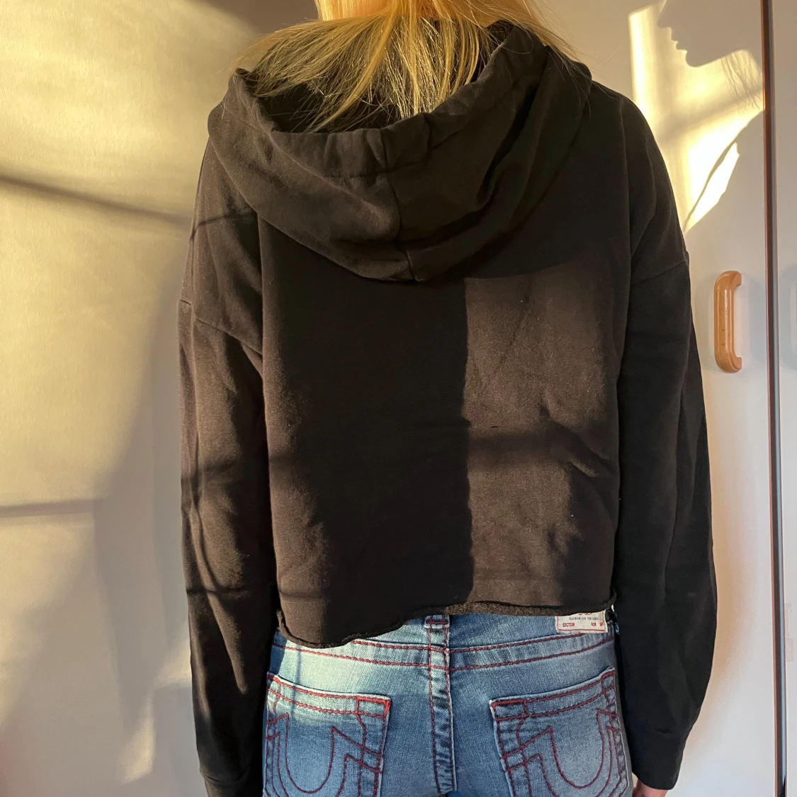 Svart croppad hoodie - 1