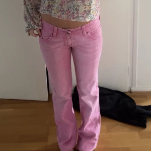 Rosa Levis jeans - Jätte fina lågmidjade vintage jeans från Levis 