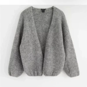 Grå stickad kofta  - Mysig grå stickad kofta från Lindex med en öppen design. Perfekt för kyliga dagar med sin mjuka och bekväma passform. Koftan har långa ärmar och en enkel stil som passar till det mesta🩷.