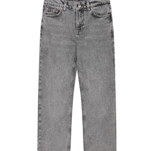 Grå jeansbyxor - Säljer dessa stilliga grå jeansen från Grunt. Byxorna har en rak passform och är lite loose. Perfekta för en avslappnad stil. Dock så saknar dom knappen på framsidan men funkar hur bra som helst med ett skärp till. Storlek: Vuxen small