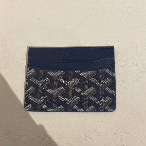 Marinblå korthållare - Stilren korthållare från märket G0yarddd. Korthållaren är i ny skick. Priset är ej hugget i sten!✌🏽