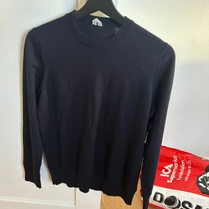 MERINO TRÖJA FRÅN ARKET - Säljer en gammal MERINO tröja från arket. Storlek s i riktigt bra skick. Skriv om ni har fler frågor. Säljer en massa gamla kläder från garderoben gå in och kolla på profilen!