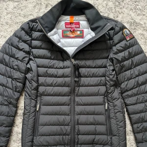 Svart dunjacka från Parajumpers - Säljer en stilren svart dunjacka från Parajumpers. Jackan är av det tunnare slaget och ser så gott som ny ut. Är i storlek Y M, men skulle säga att den passar som Xs (kanske S)