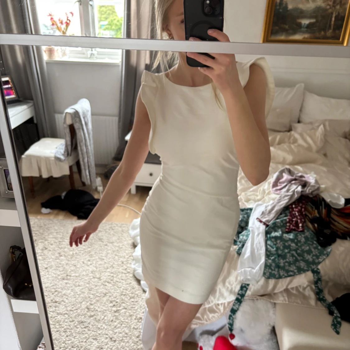 Vit kort klänning med volangdetaljer