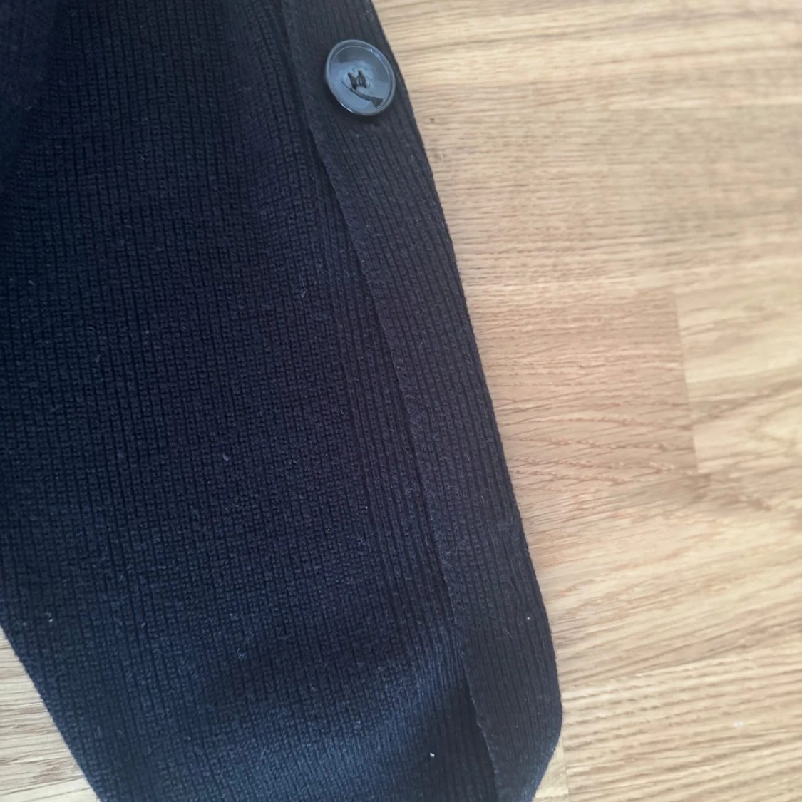 Svart stickad kofta med knappar - 1