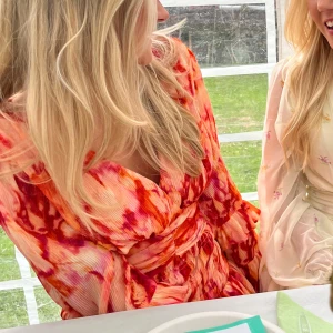 Sanna x NA-KD klänning  - Sanna jörnvik x nakd klänning. Använd fåtal gånger. 