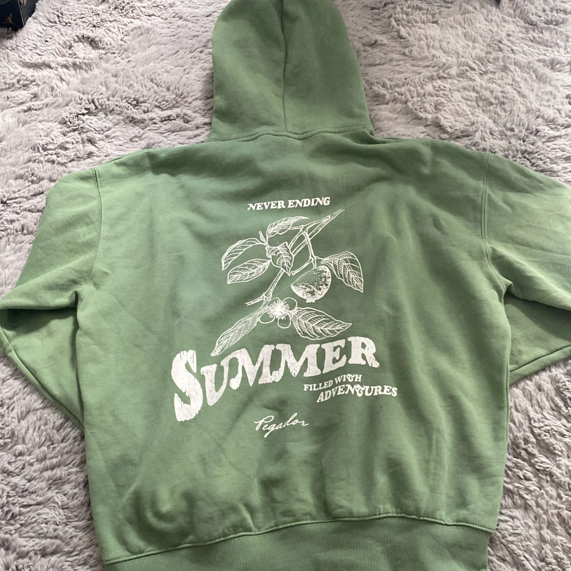 Grön hoodie med tryck från Pegador - 2