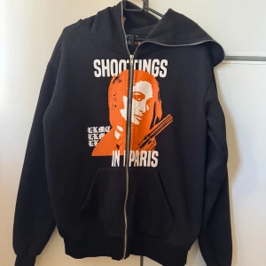 Svart hoodie med tryck - Säljer en skit cool svart hoodie från lukamachain, används inte för att det inte är min stil längre🤙🏼