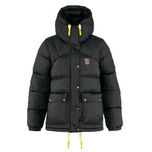 Fjällräven jacka dam - Säljer en snygg och varm svart dunjacka från Fjällräven. Jackan har gula detaljer på dragskorna och en praktisk huva. Perfekt för kalla vinterdagar och höstpromenader. Den har knappar och dragkedja framtill för extra skydd mot kylan. Skicket är jätte bra och sparsamt använd. 