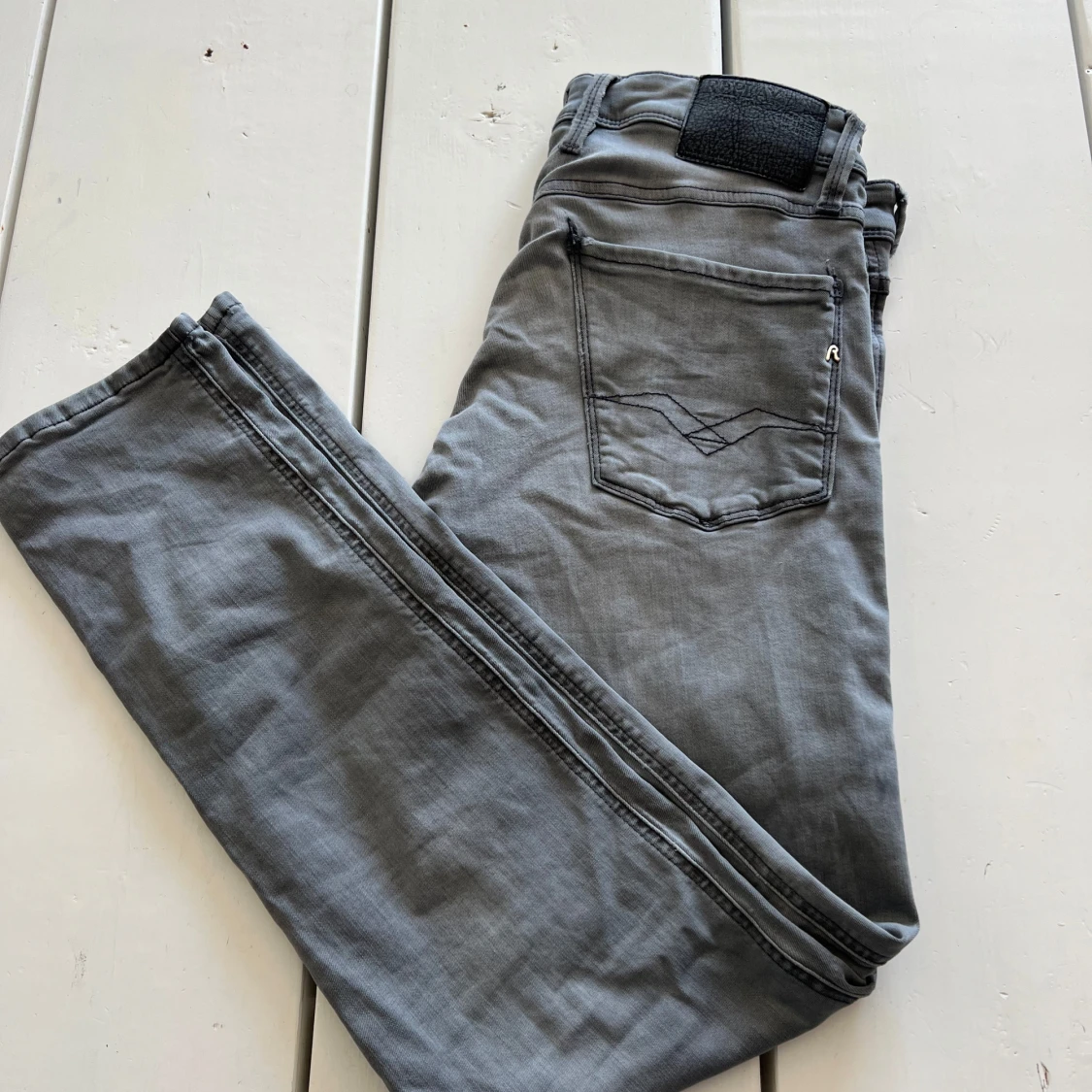 Grå jeansbyxor