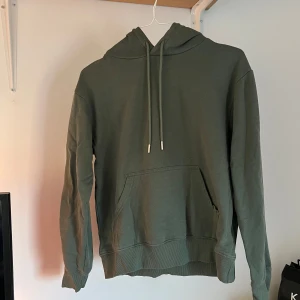 Grön hoodie  - Säljer en grön hoodie i bra skick.