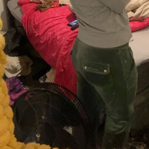 Mörkgröna juicy byxor  - Säljer ett par mörkgröna juicy byxor i storlek S, super sköna men använder tyvärr inte längre.