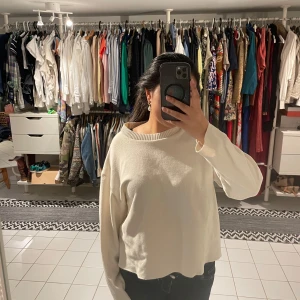 Vit stickad tröja - Säljer ett basic basplagg från Zara, skulle säga att den är vit/beige! Så fin, ganska tunn men fortfarande värmande. Passar till allt och är i storlek M🤍