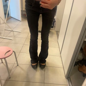 Svarta jeans - Snygga svarta jeansbyxor med låg midja och bootcut. Superfina dock lite slitna nertill men inget fult🩷🩷