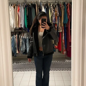Svart skinnjacka med pälsfoder - Snygg svart skinnjacka från Zara med mjukt pälsfoder. Jackan har dragkedja och en snygg krage. Perfekt för kyligare dagar nu på våren innan sommaren, men passar även till hösten! Är i storlek 164cm och passar dam xs-m☺️