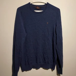 Blå tröja i merinoull från Morris  - Blå Morris-tröja i 100% merinoull 🍾 Storlek: M (sitter som en stor S) Nypris: 1.799 kr Mitt pris: 439 kr  Snygg och stilren tröja från Morris med broderad detalj på bröstet 🧵. Långa ärmar och mjuk merinoull gör den perfekt för både kallt och milt väder ❄️☀️.  Kontakta mig vid frågor! 📨