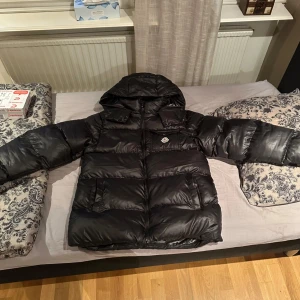 Moncler vinterjacka herr - Säljer en helt ny Moncler vinterjacka. Storlek 3 alltså M eller L. Helt ny och riktigt bra kvalite. Har flera jackor och kläder inne, kolla min sida.
