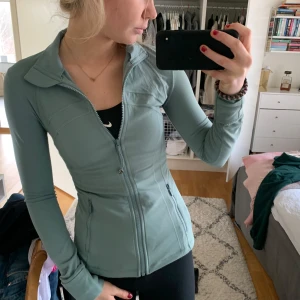 Grön träningsjacka från Lululemon - Lululemon define jackor lyon i storlek 4! Den är väldigt sparsamt använd så är i helt nyskick! Lägger upp igen pga oseriösa köpare🙏🏼 finns ej kvar på hemsidan 