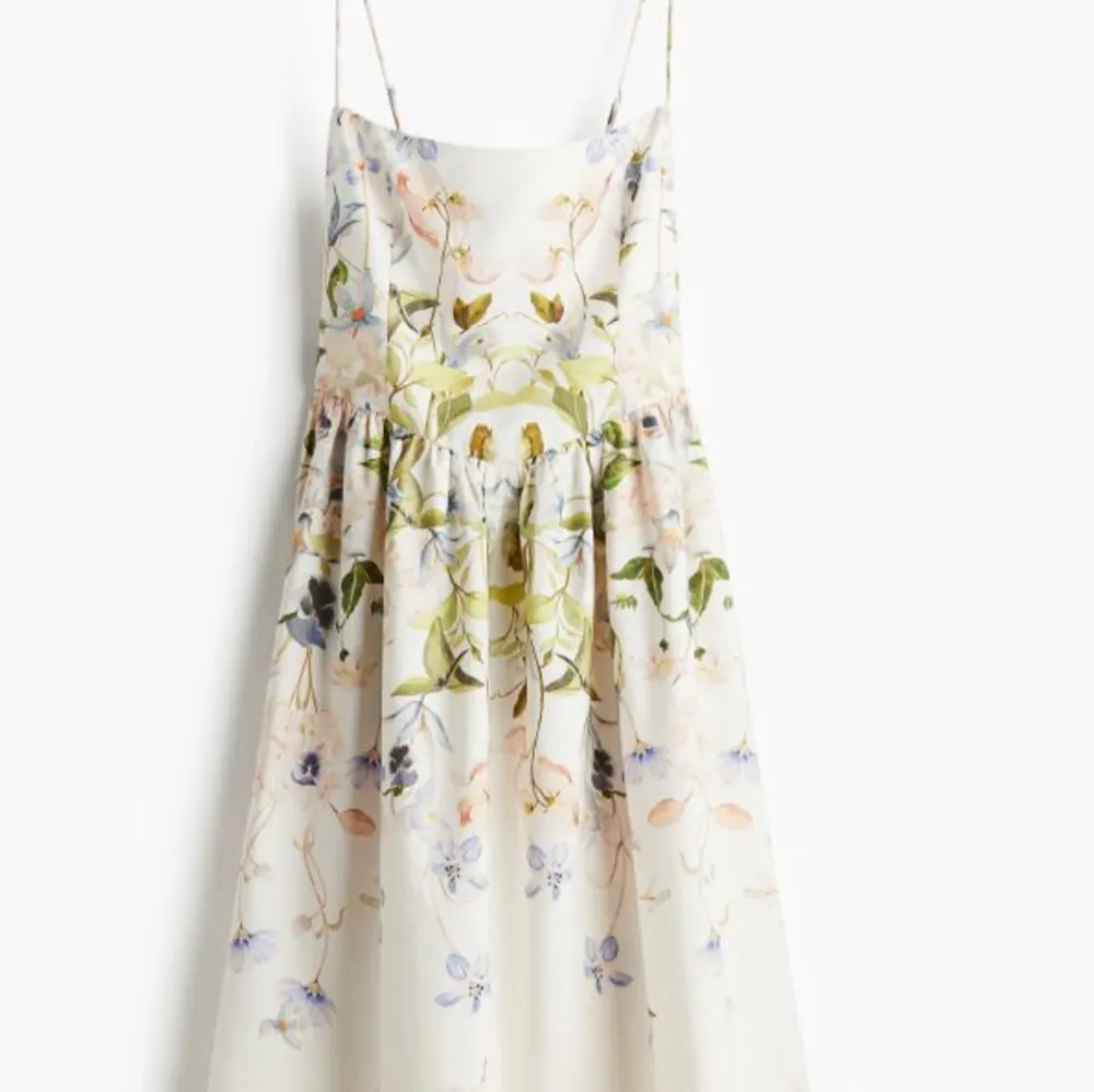 SÖKER denna eleganta långklänning från HM med blommigt mönster i pastellfärger. Klänningen har smala axelband och en luftig passform, perfekt för sommarens festligheter. Storlek L och uppåt är av intresse. . Mekot.