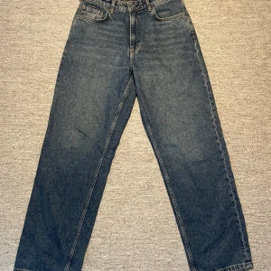 Blå jeans från Karve - Snygga blå jeans från Karve med en klassisk design. De har en rak passform och är tillverkade i slitstarkt denim. Perfekta för en avslappnad stil.