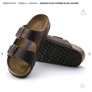 Birkenstock  - Säljer ett par klassiska Birkenstock Arizona sandaler i brunt oljat läder. De har en mjuk fotbädd och två justerbara remmar med metallspännen. Köpa förra året men använda varsamt. Nypris 1450 kr. Skriv för egna bilder!!🤍