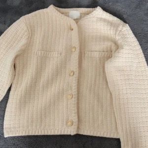 Beige stickad kofta från H&M - Säljer en beige stickad kofta från H&M med guldknappar.💗