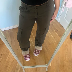  cargopants - Lågmidajde cargopants från Gina tricot i storlek 40 men lappen är avklippt har jag för mig. Jätte snygga och passar till sommaren. 