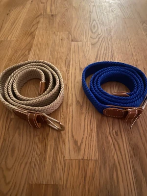 2 stycken flätade bälten  - Säljer två flätade bälten  105x3cm. Väldigt bra skick.