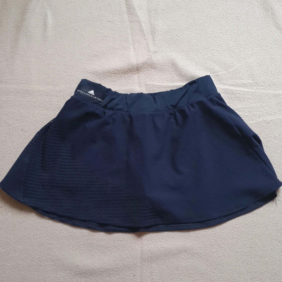 Mörkblå kjol från Adidas Stella McCartney